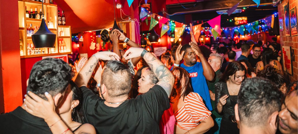 En esta caldera, la noche arde a ritmo de salsa.